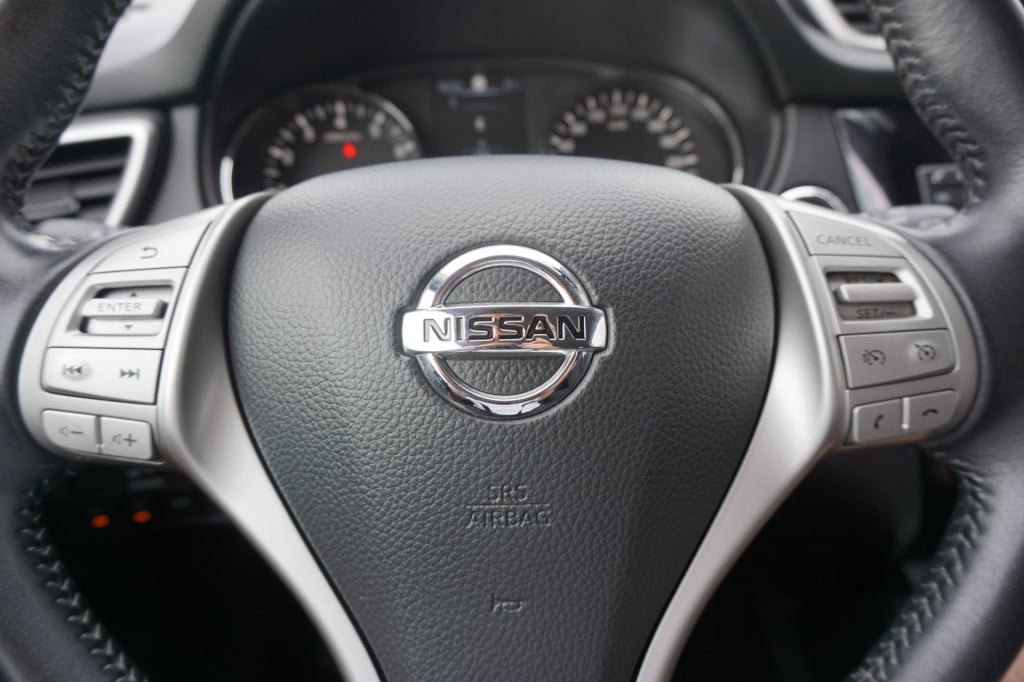 Nissan Qashqai 1.2 n-connecta airco / navi / camera / cruise / pano / trekh