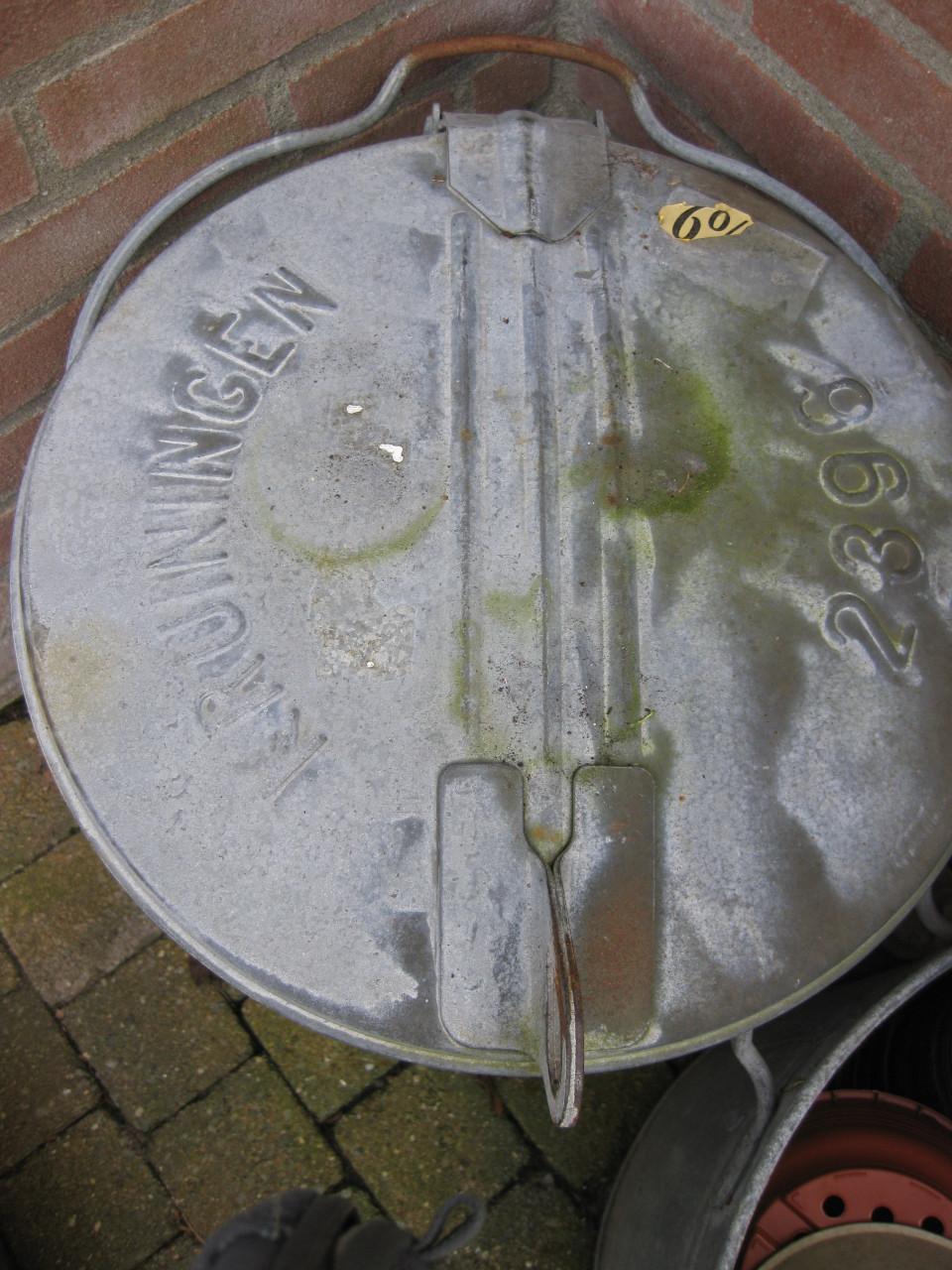 Oude zinken vuilnis emmer met deksel