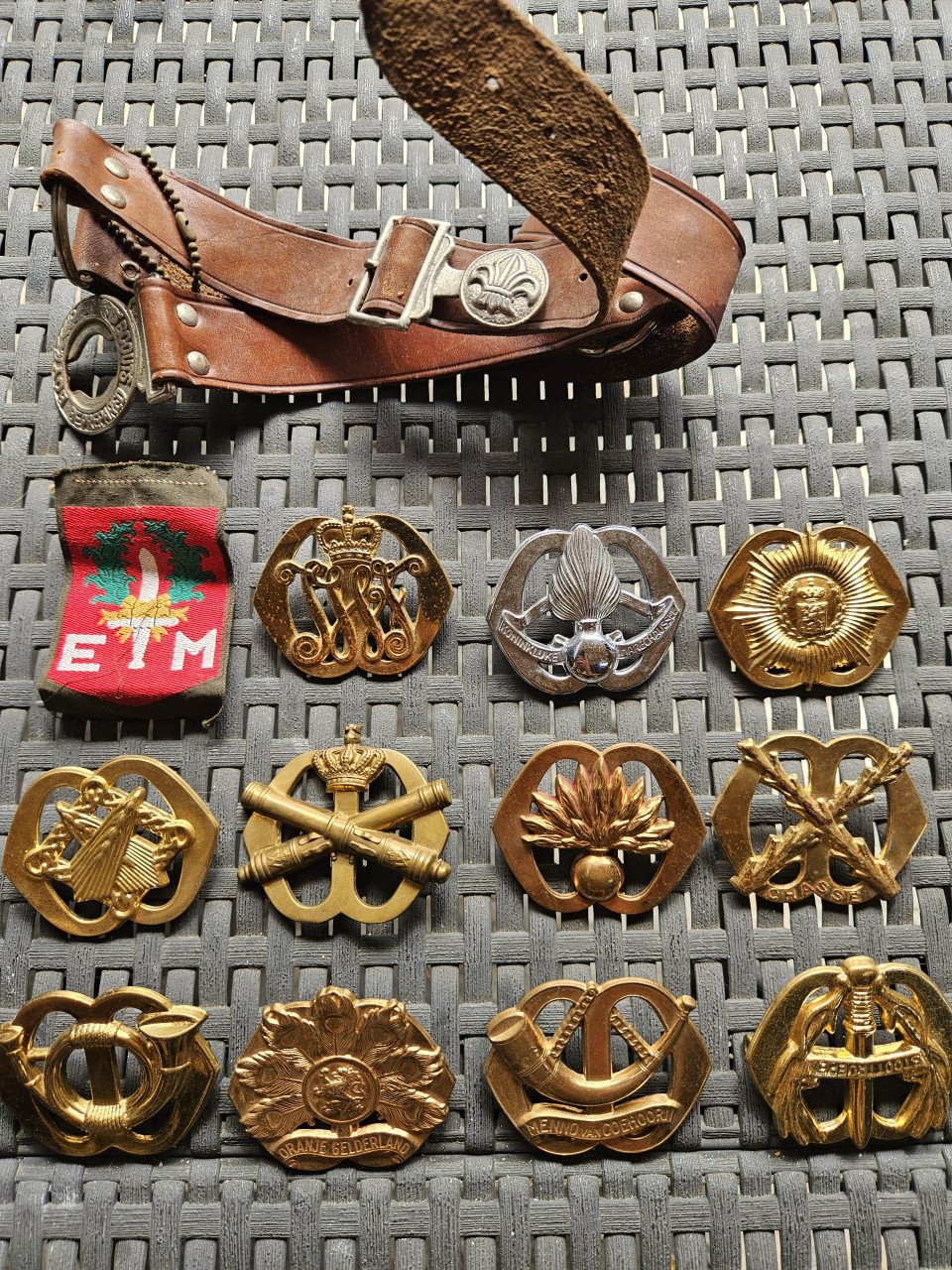Mooi lotje antieke baret emblemen en een leren riem....