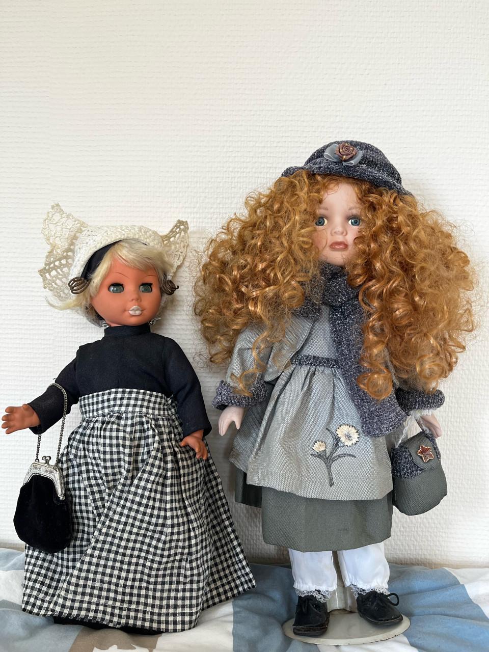 Poppen, een Zeeuwse klederdracht en een vintage pop (2stuks)