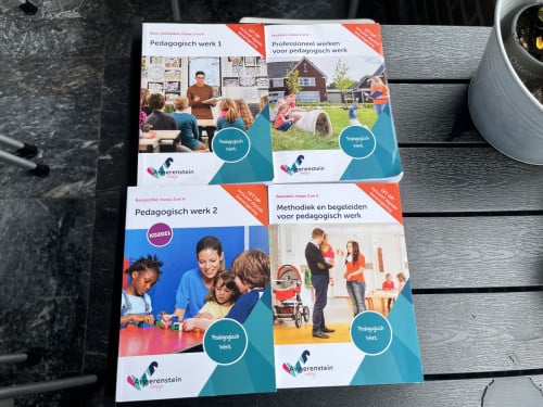 5 Schoolboeken Pedagogisch werk Angerenstein Welzijn