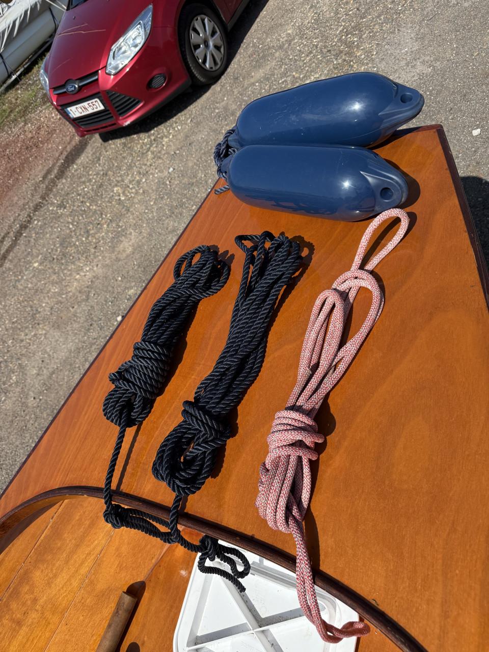 Tweepersoons houten roeiboot
