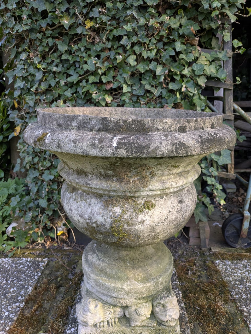 Heel veel grote bloempotten