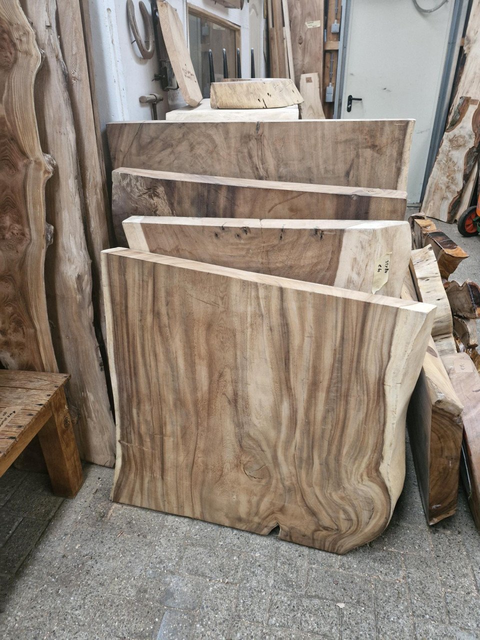 Boomstamtafels van suar hout