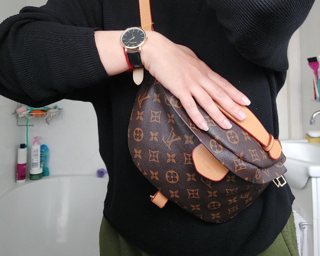 Tas Louis Vuitton.