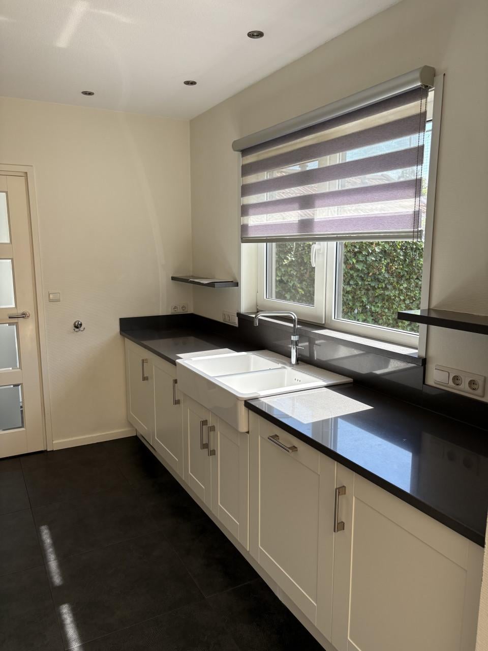 Complete keuken met kookeiland en inbouwapparatuur