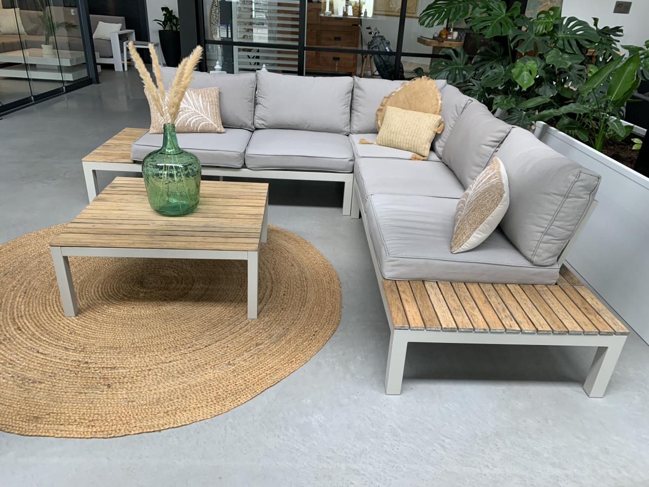 Loungset met houten elementen, kussens en tafel.