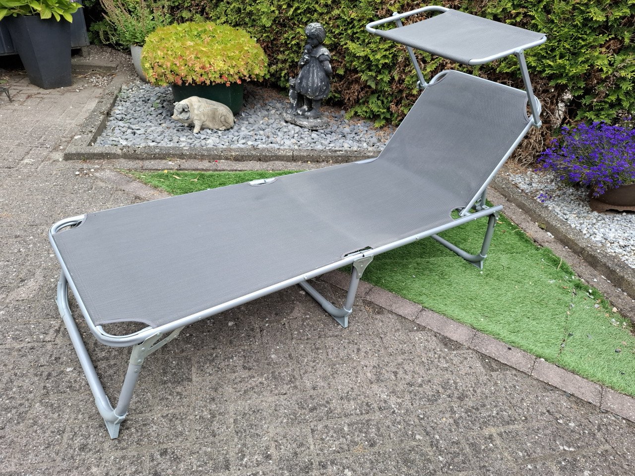 Ligbed met zonneluifel