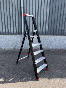Trap 4 treden en bordes enkel oploopbaar NIEUW