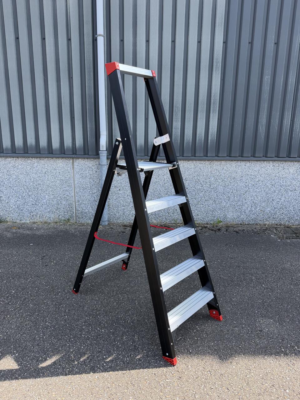 Trap 4 treden en bordes enkel oploopbaar NIEUW