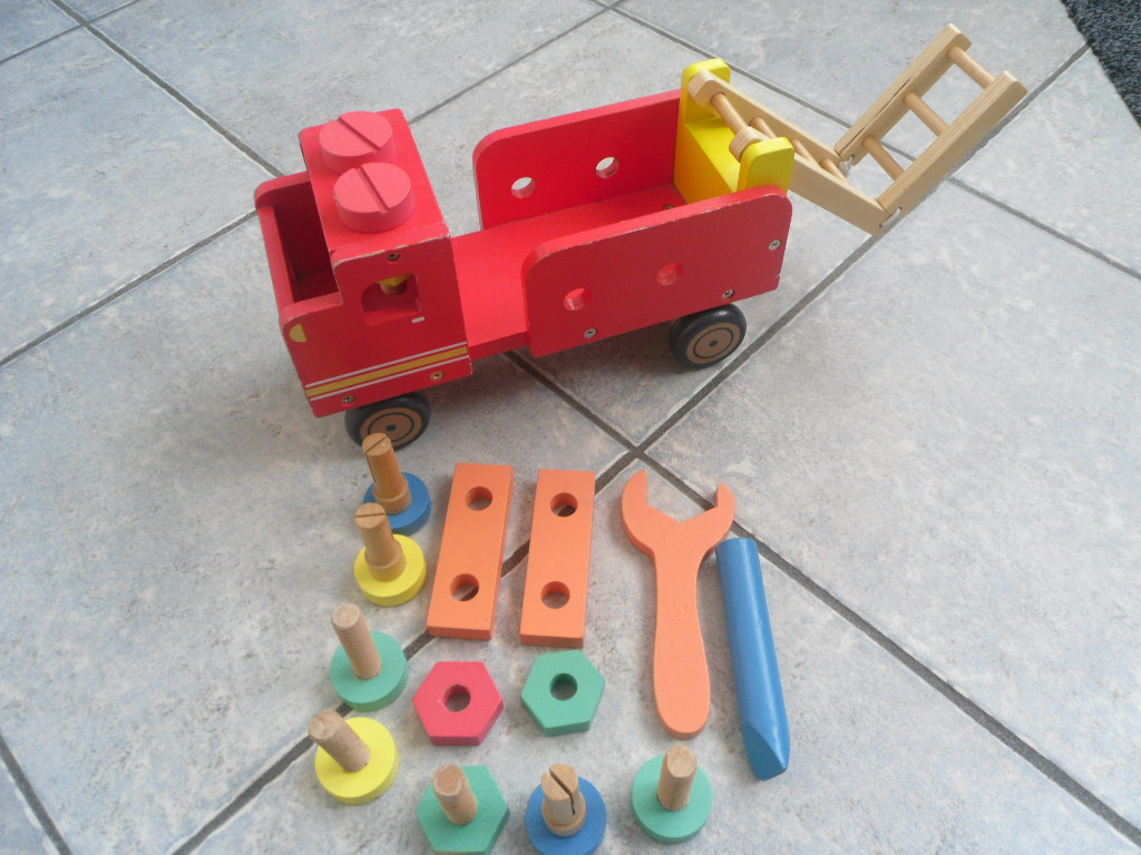 HOUTEN SPEELGOED