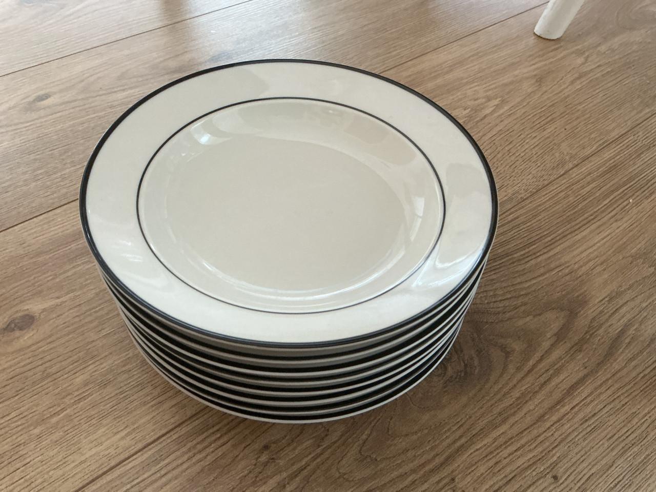 Servies wit met zwart randje voor 8 personen