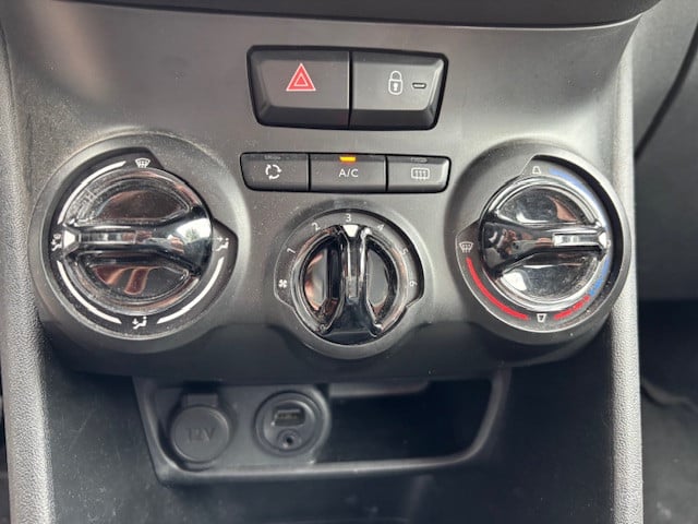 Peugeot 208 blue lion 1.2 pt-82pk 5d navigatie&bluetooth&apple carplay&andr