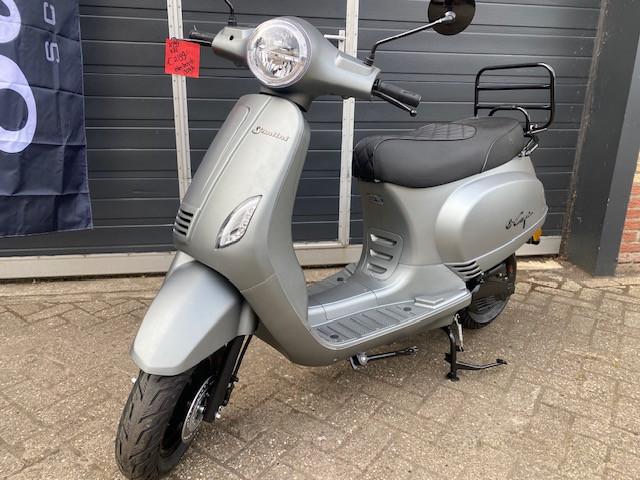 Direct leverbaar nieuwe Santini Capri Vespa scooters actie  1729 klaar