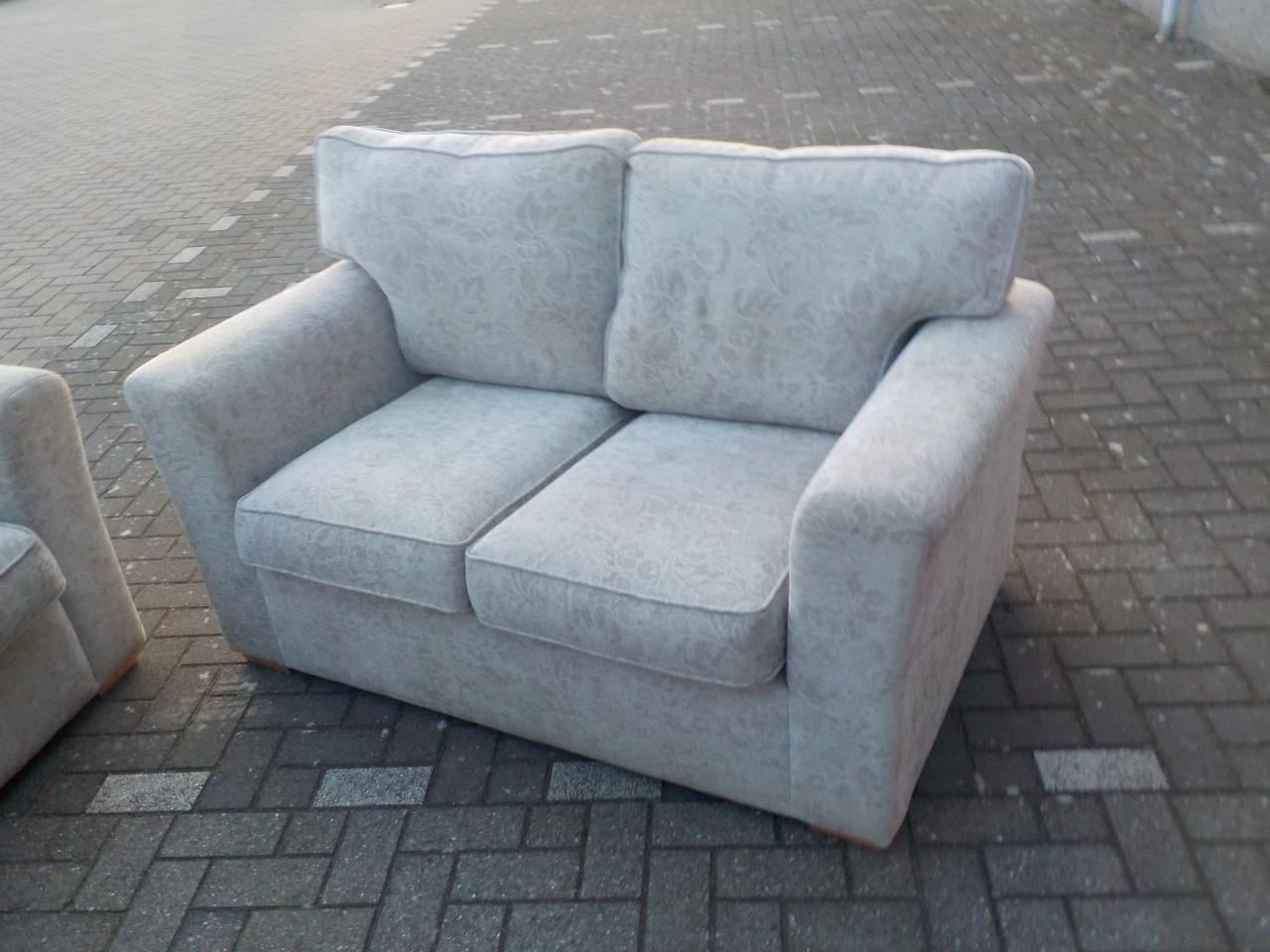 Eenvoudig stoffen bank 150 cm breed in goede staat OPRUIMPRIJS 10 euro