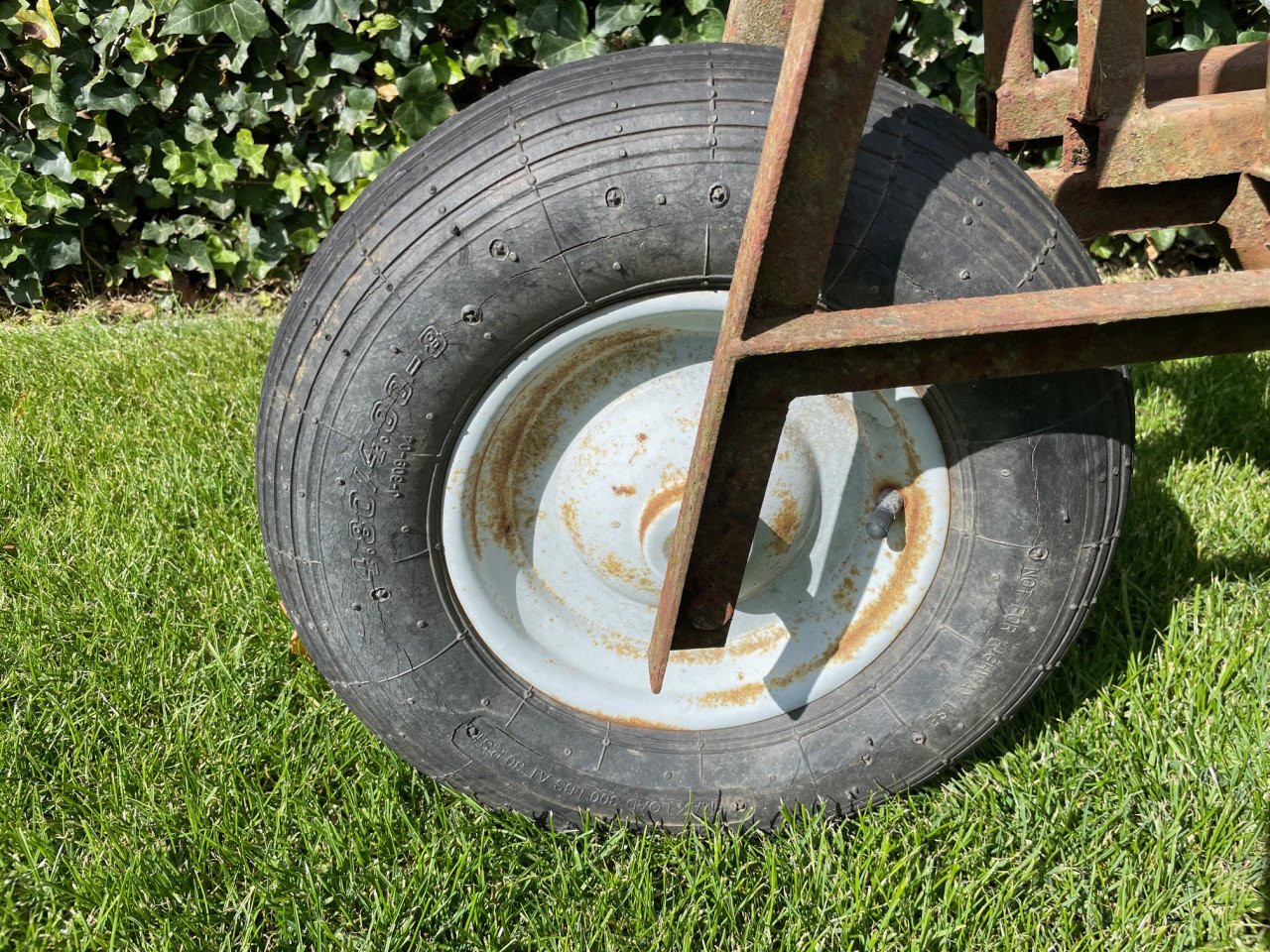 Degelijke stenen kruiwagen met lichtlopende luchtband.