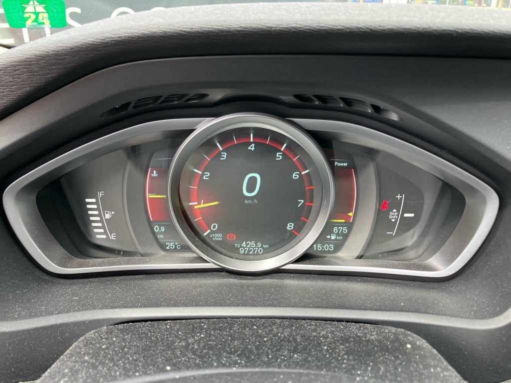 Volvo V40 2.0 t3 momentum | panoramadak | navigatie | cruise control | trek