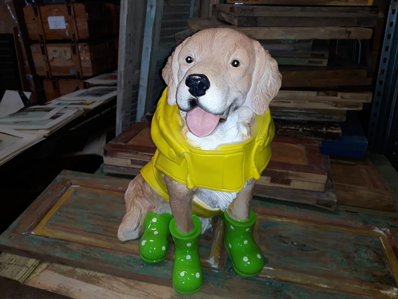 Hond in regenpak tuinbeeld decoratie buiten binnen