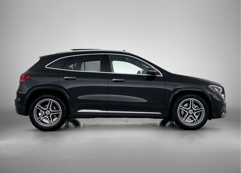 Mercedes-Benz Gla-klasse 180 business solution amg | trekhaak | parkeerpakk
