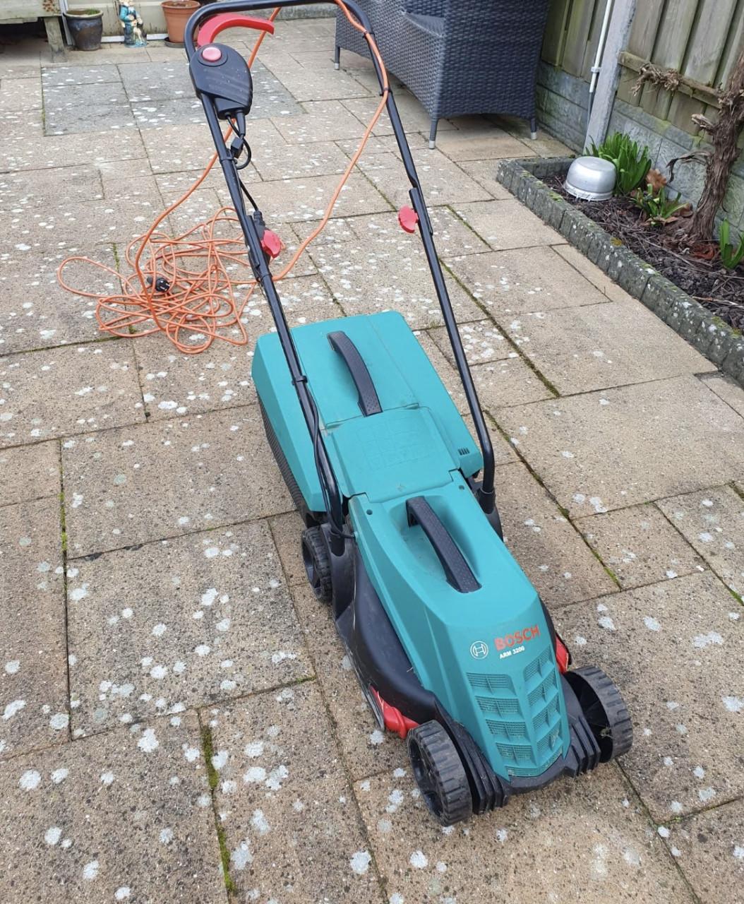 Elektrische grasmaaier.  Bosch ARM 3200.