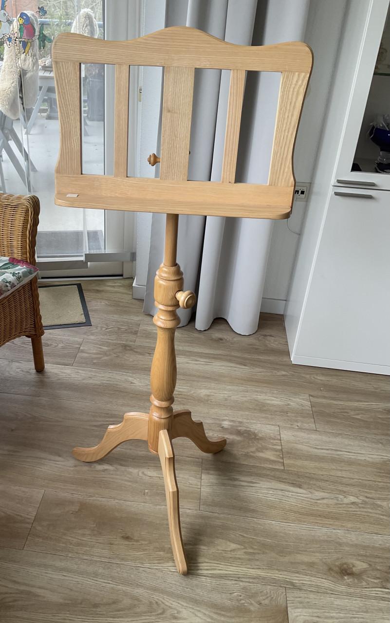 Muziekstandaard en meerdere notenboeken klassiek