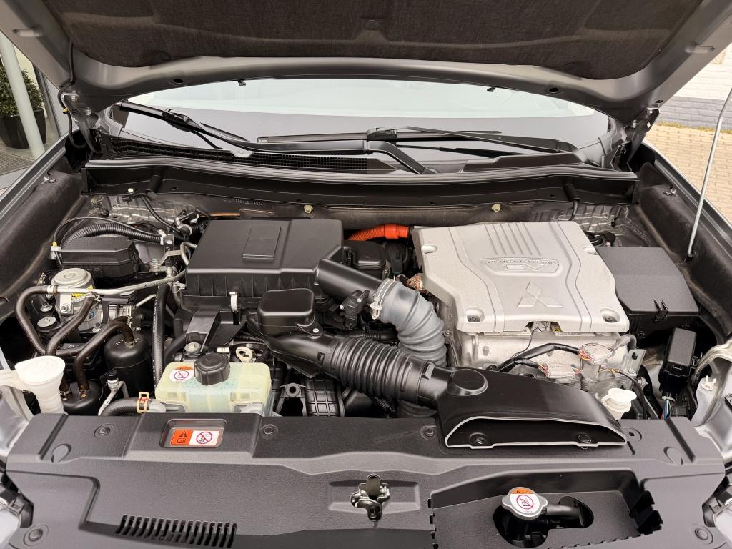 Mitsubishi Outlander 2.4 phev intense+ | navigatie | cruise control (adapti
