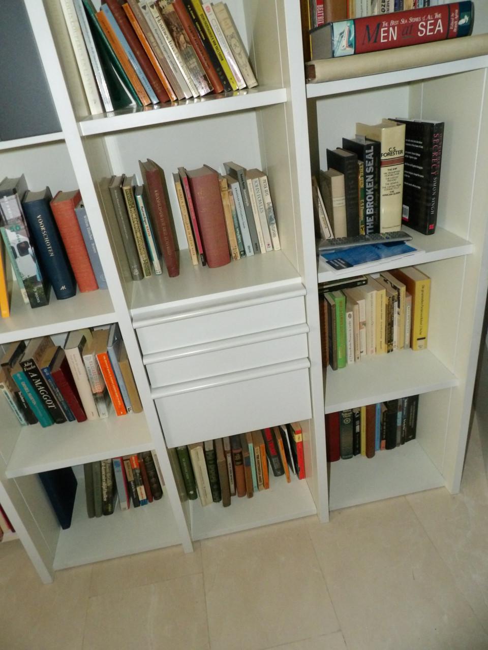 Interlubke boekenkast met kluisje en lades