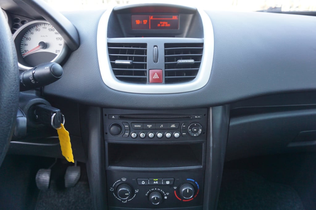 Peugeot 207 1.4 vti sublime airco / elektr. ramen / panoramadak