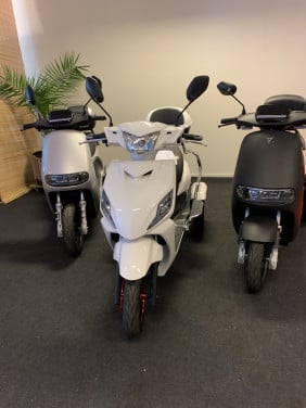 SUPER AANBIEDING DE IVA T3 EN TR3 NU 1995,= RIJKLAAR
