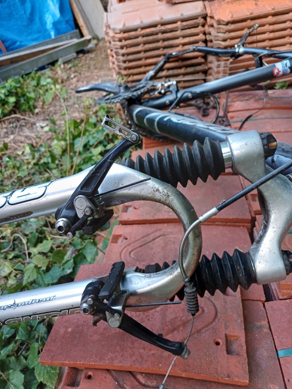 Oude race en moutenbike met campagnolo en shimano onderdelen.