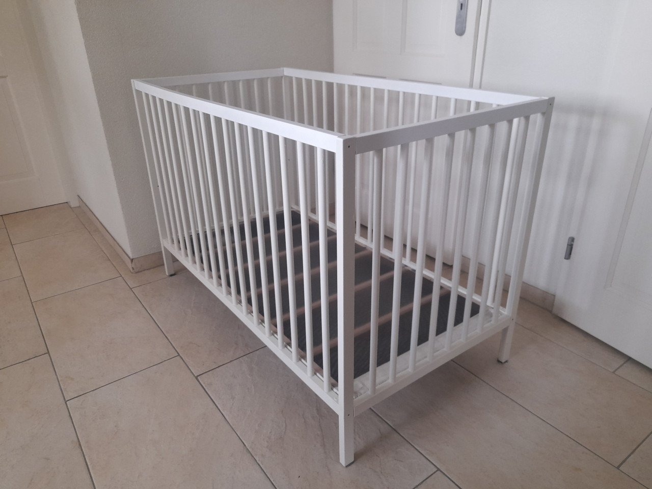 Ledikantje  ( in goede staat )   Eventueel met schoon matras