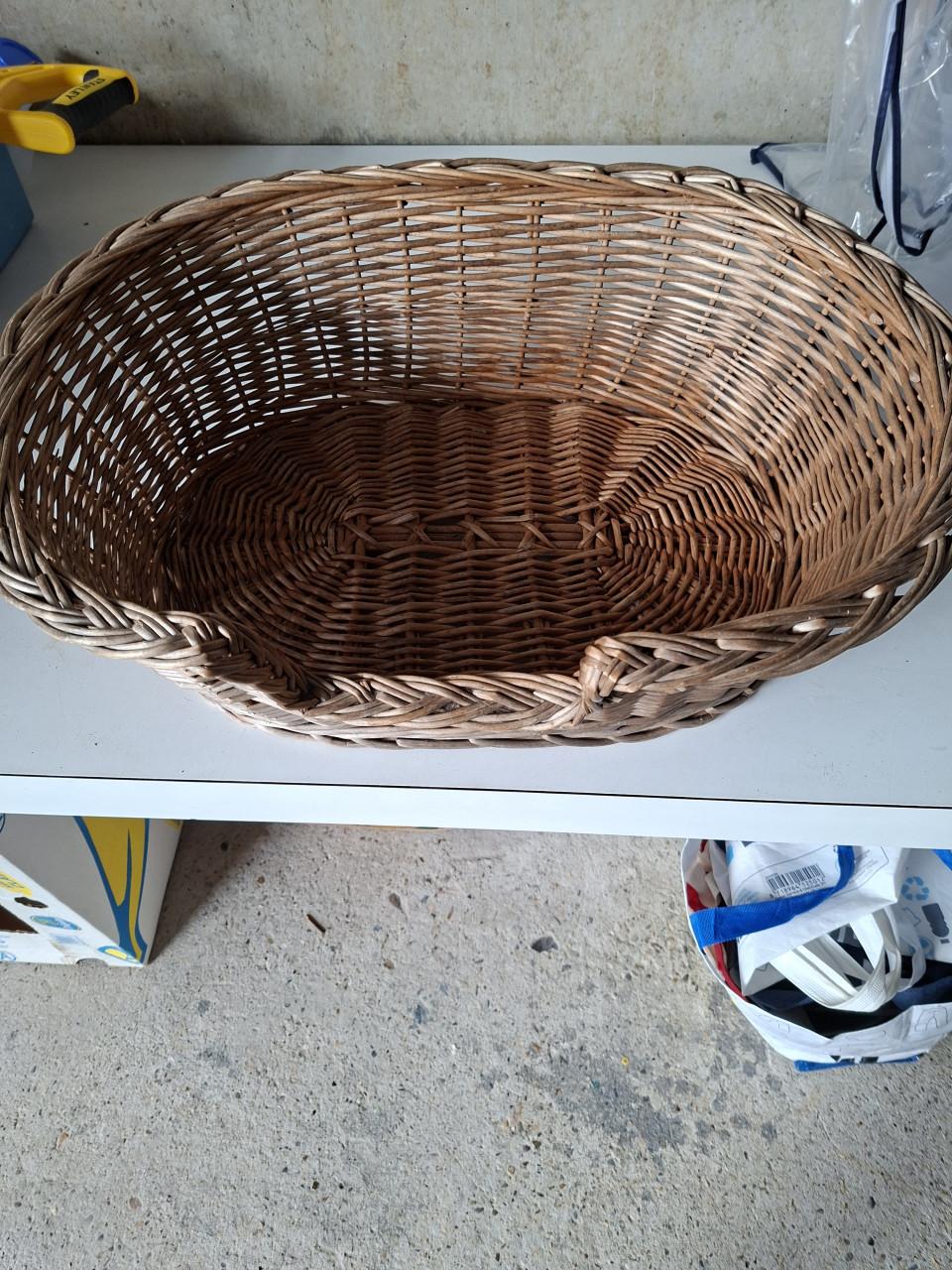 Te koop mooie rieten hondenmand