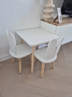 Konijnen peuterstoeltjes en tafeltje
