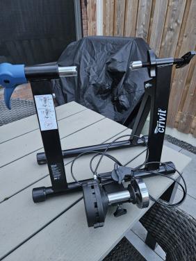 Zgan zeer nette Crivit indoor home fietstrainer voor uw fiets