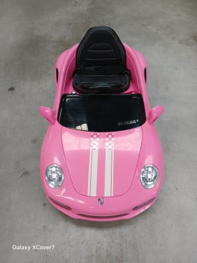 Elektrische roze kinderauto