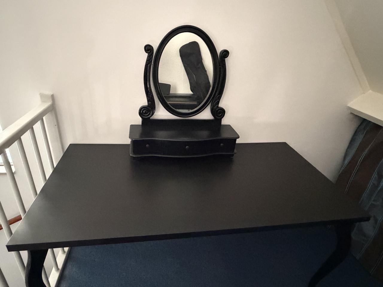 Tafel met makeup spiegel