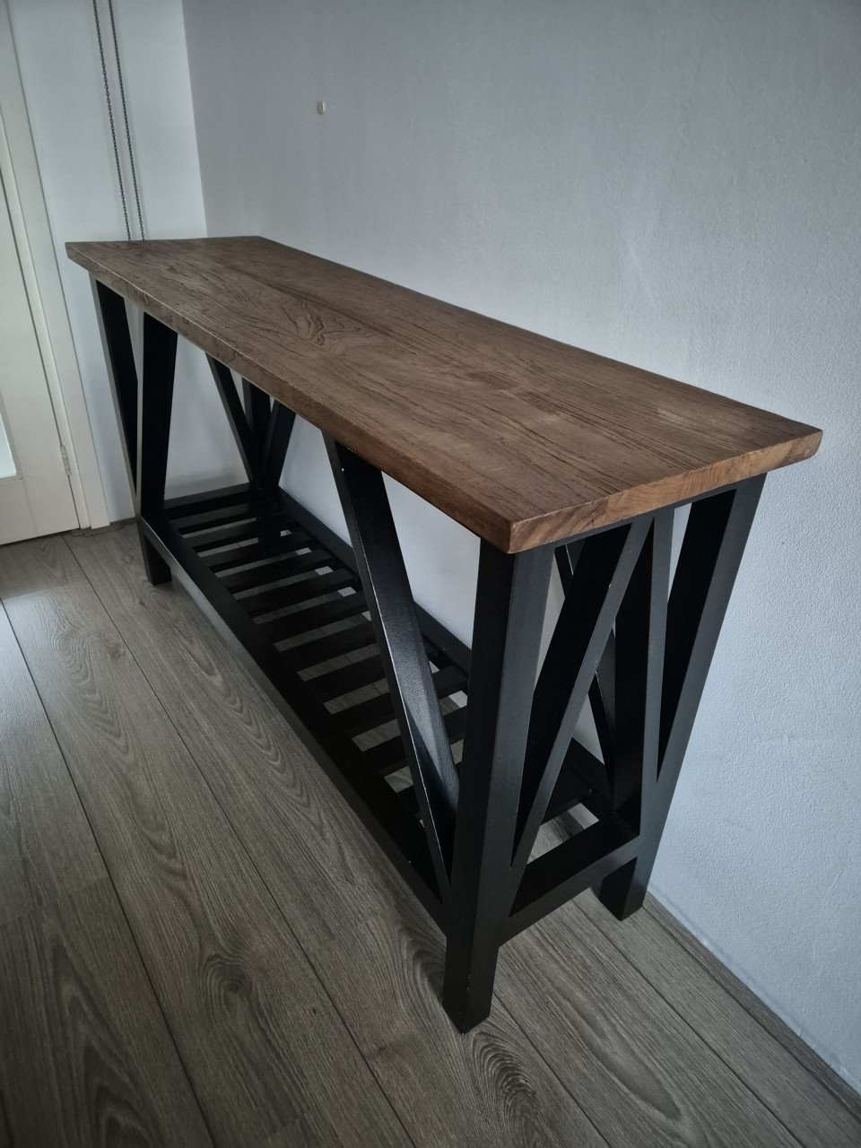 Sidetable zwart met houtenblad.