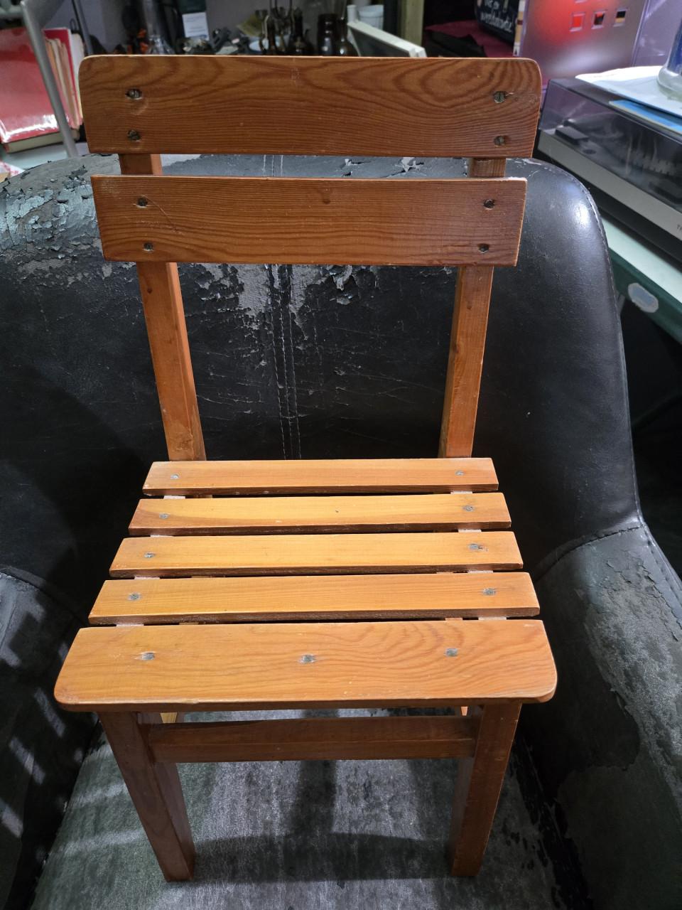 Vintage houten kinderstoeltje 23.5x25.5xH50 cm Zithoogte 25.5 cm