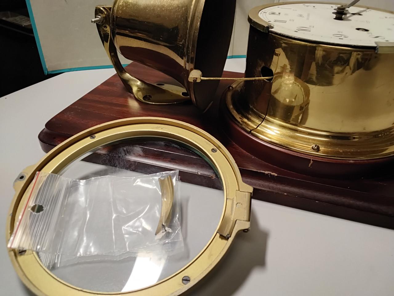 Antieke scheepsklok met bel