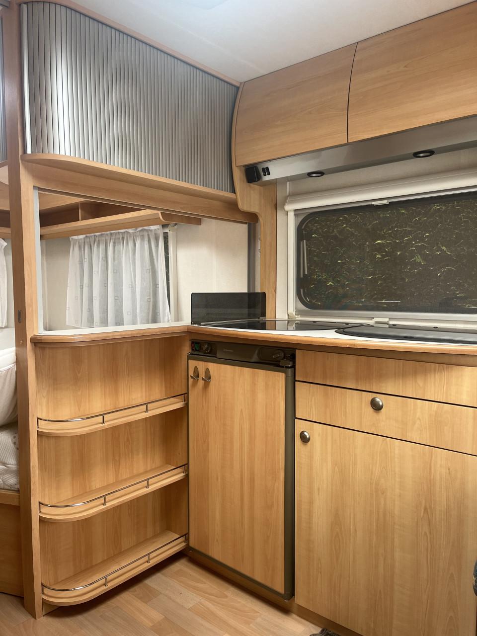Zeer nette Home Car caravan met voortent, luifel en slaapcabine