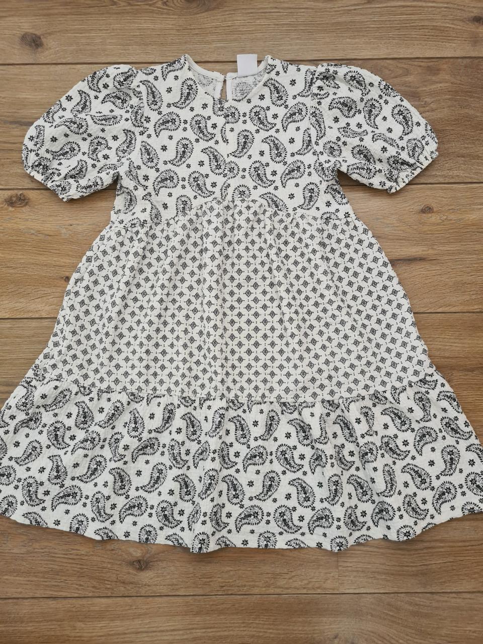 Ecru, wit met zwarte wijde jurk van Zara Maat 122