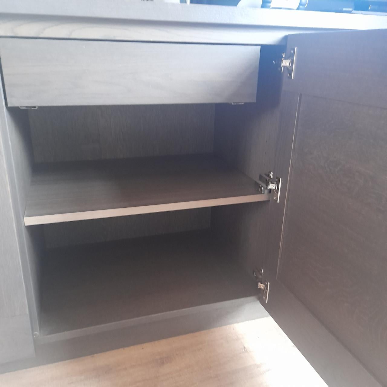 Woonkamerset: vitrinekast, dressoir en tafel met uitbreidingstukken