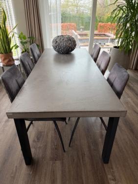 Eetkamertafel met 6 stoelen