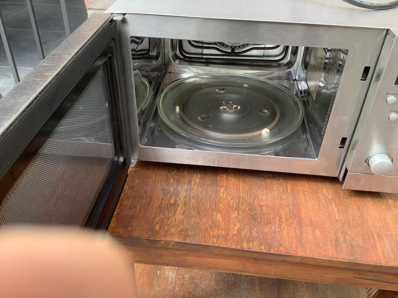 Vrijstaande Combi-Magnetron Etna 900W, gebruikt. In goede staat.