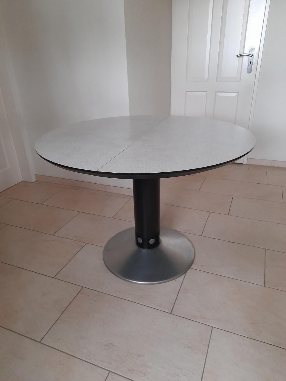 Stevige Tafel (uittrekbaar) in goede staat !   (105 rond)
