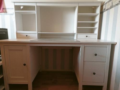 IKEA bureau + opbouw -wit gebeitst -155x135x65 cm