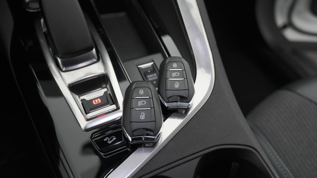 Peugeot 3008 1.6 hybrid4 300 allure pack business 4x4 | camera | apple carp