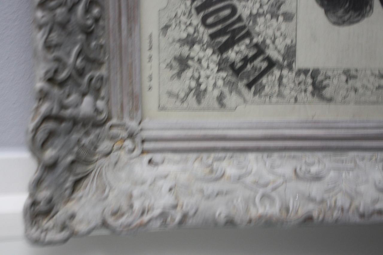 Brocante grijze geschilderde lijst met oude krant knipsel