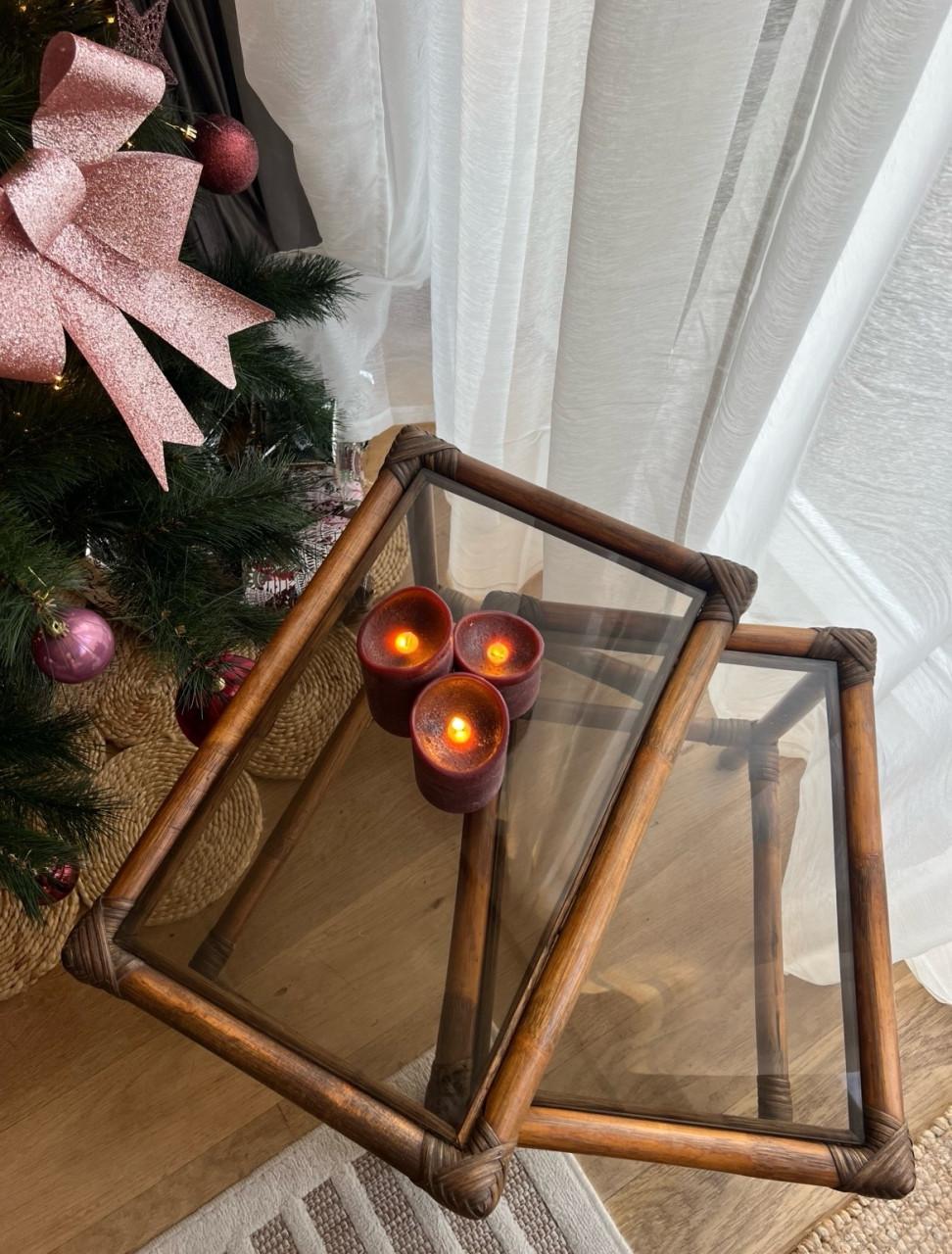 Set vintage bamboe bijzettafeltjes met rookglas blad