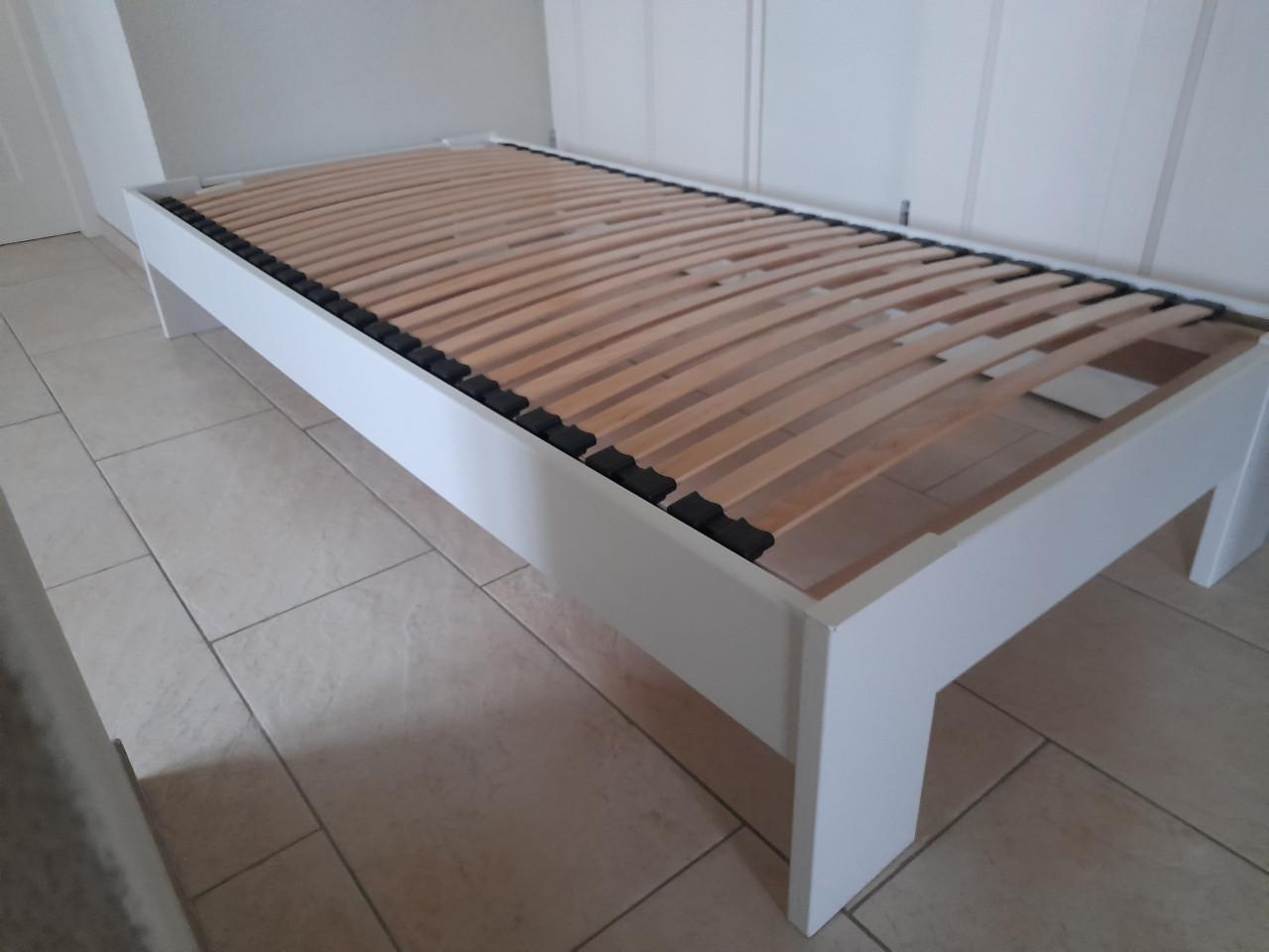 1 persoons bed 90 x 200 (in goede staat)